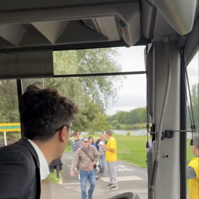 Scheinherrův autobus slouží také jako pojízdné místo pro setkávání s voliči.