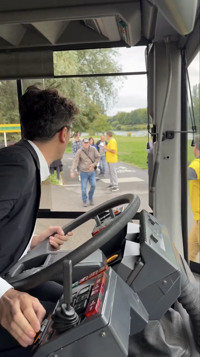 FOTO: Scheinherrův autobus slouží také jako pojízdné místo pro setkávání s voliči. – stránka 2