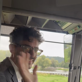 Kandidát na primátora se během kampaně osobně posadil za volant starší Karosy.