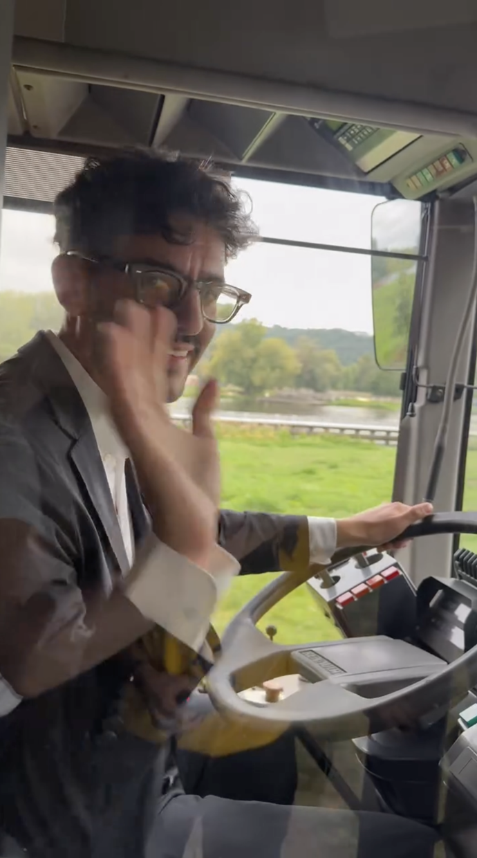 FOTO: Kandidát na primátora se během kampaně osobně posadil za volant starší Karosy. – stránka 3