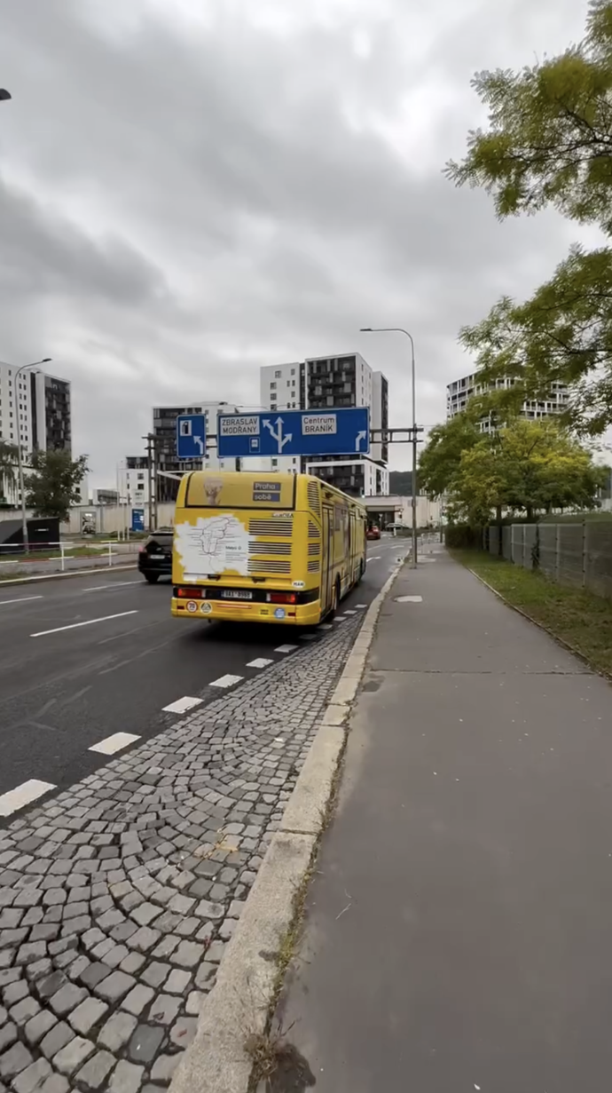 FOTO: Adam Scheinherr objíždí Prahu ve výrazném žlutém reklamním autobusu. – stránka 4