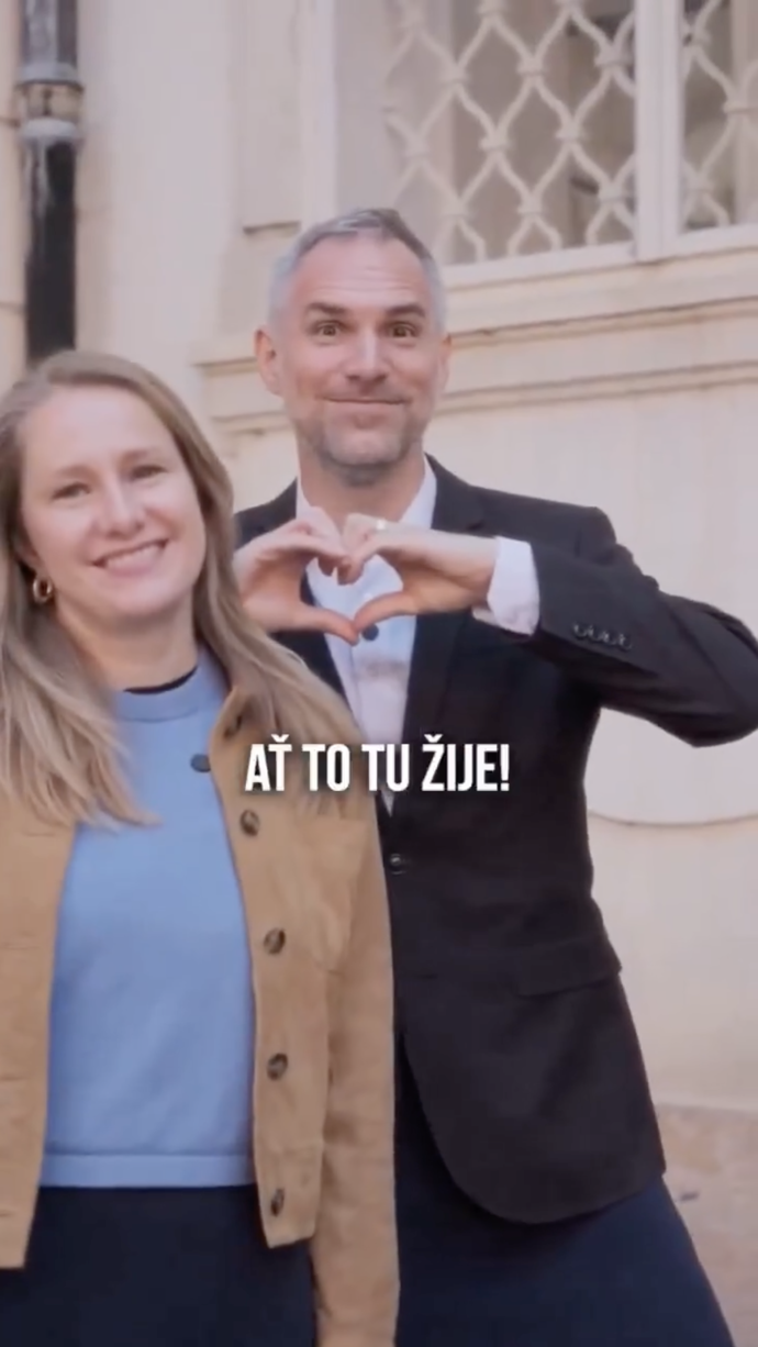 FOTO: Zdeněk Hřib nakonec ukázal do kamery srdce a pronesl heslo „Ať to tu žije“. – stránka 2