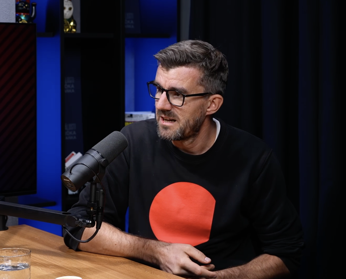 FOTO: Během rozhovoru si rýpl do podcastera Čestmíra Strakatého. – stránka 1