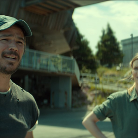 Josh Hartnett v seriálu Tam dole.