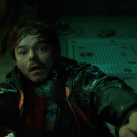 Charlie Heaton v seriálu Tam dole.