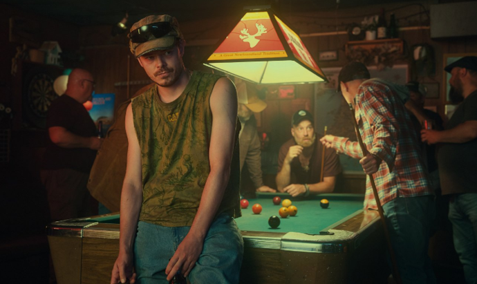 FOTO: Charlie Heaton v seriálu Tam dole.