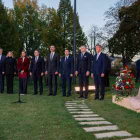 Slavnostního odhalení sochy se zúčastnili také ministři zahraničí Česka a Slovenska.