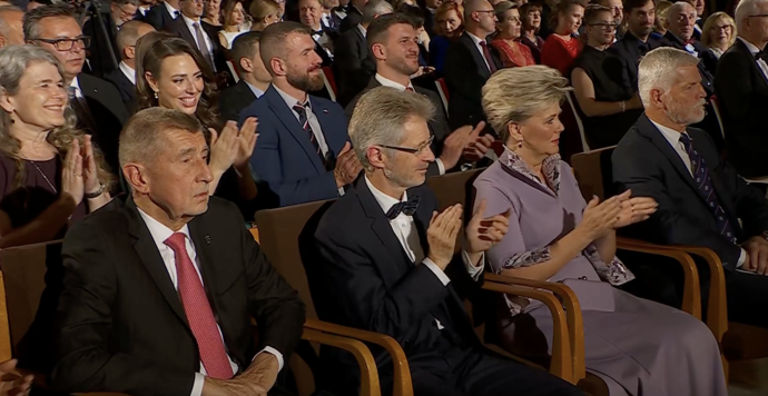FOTO: Premiér Andrej Babiš po silném projevu prezidenta netleskal. – stránka 1