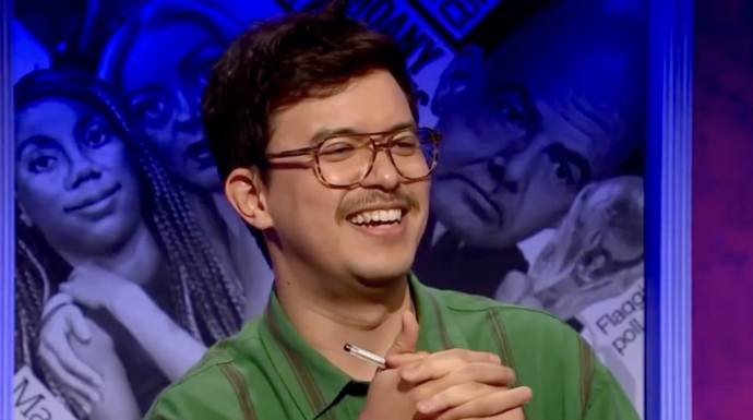 FOTO: Komik Phil Wang se při sledování Babišova vyjádření také výborně bavil. – stránka 5