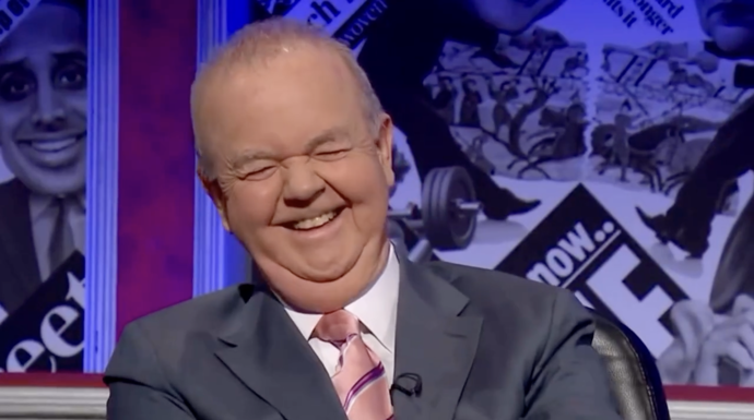 FOTO: Ian Hislop následně přidal narážku na stav britských financí. – stránka 2