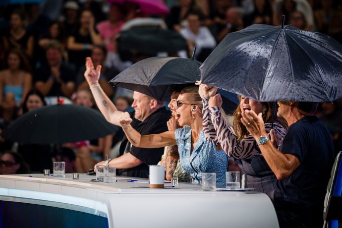 FOTO: Natáčení nejnovějšího dílu Superstar se neobešlo bez dramatických komplikací. Během vystoupení Natálie Schielové se nad Znojmem rozzuřila silná bouřka, která narušila průběh natáčení. – stránka 5