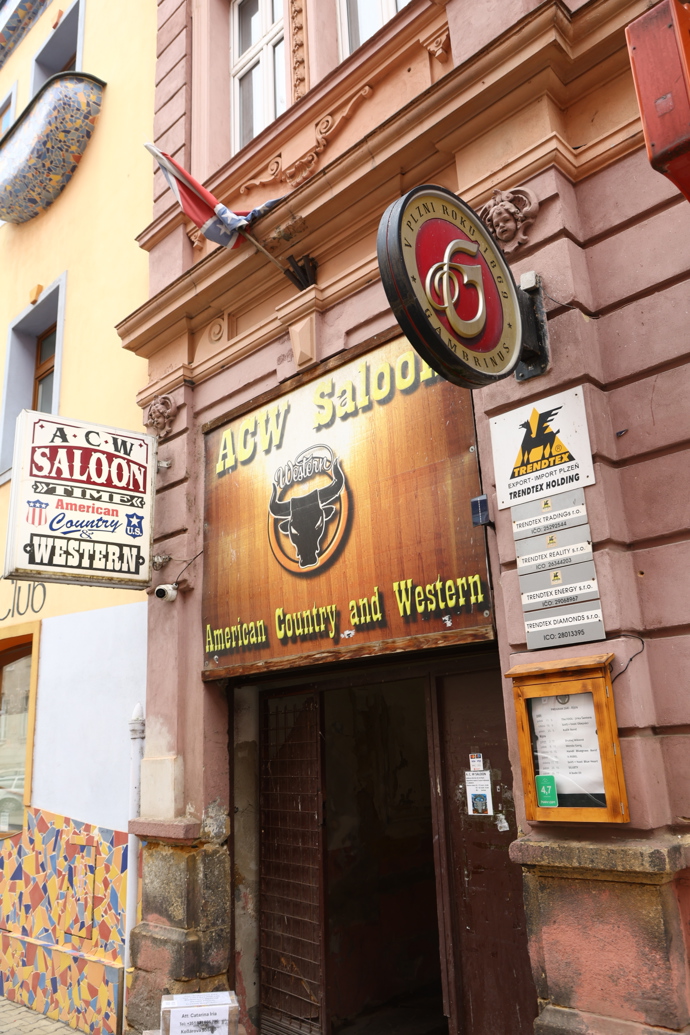 FOTO: Vstup do restaurace ACW Saloon. – stránka 22