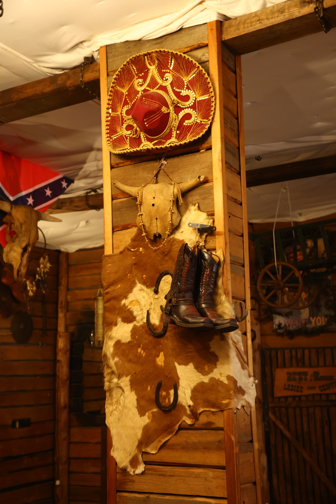 FOTO: Interiér restaurace ACW Saloon. – stránka 13