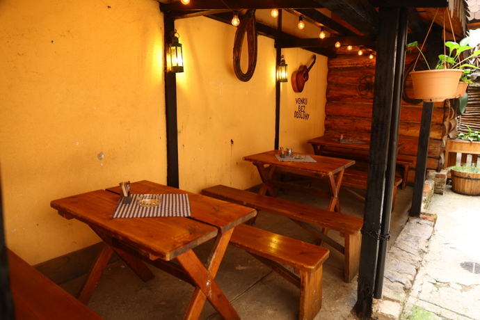 FOTO: V restauraci se dá sedět i venku. – stránka 11