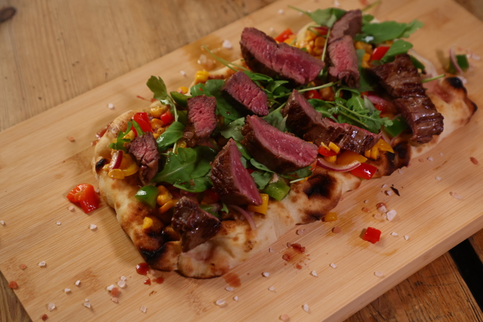 FOTO: Hovězí steak na opečeném pita chlebu se zeleninou. – stránka 3