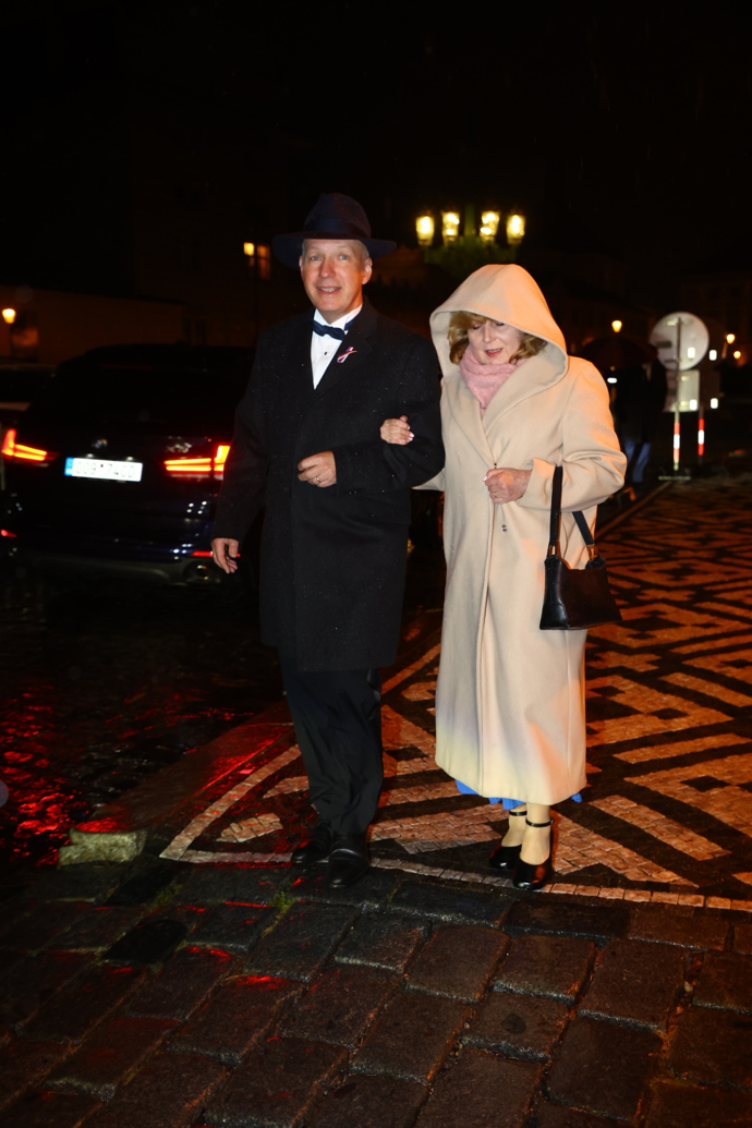 FOTO: Senátor Pavel Fischer v doprovodu své paní.