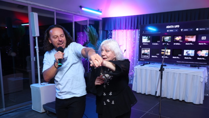 FOTO: Zpěvačka Marie Pojkarová to na večírku pořádně rozjela a společně s Richardem Sacherem předvedla divokou show.