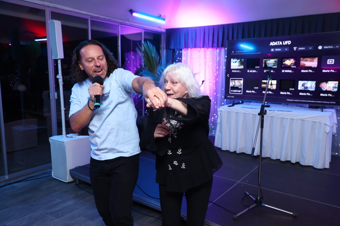 FOTO: Zpěvačka Marie Pojkarová to na večírku pořádně rozjela a společně s Richardem Sacherem předvedla divokou show. – stránka 13