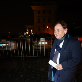Michael Žantovský při příchodu na předávání státních vyznamenání.