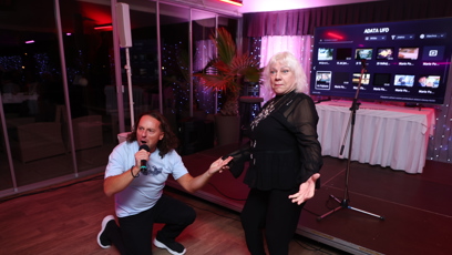 FOTO: Marie Pojkarová nestačila zírat, když před ní Richard Sacher přímo na večírku padl na kolena.
