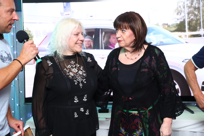 FOTO: Marie Pojkarová (vlevo) spojila oslavu narozenin s velkolepou premiérou a hostům představila svůj nový videoklip. Na snímku se sestrou Helen Silvan. – stránka 5
