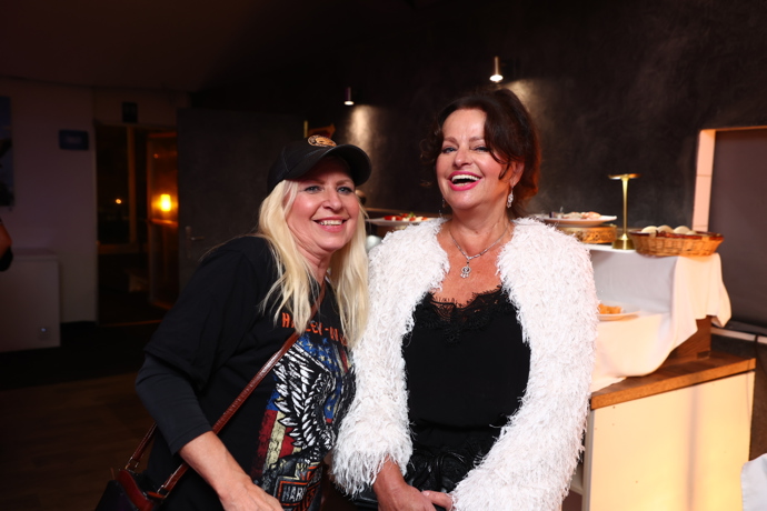 FOTO: O smích a dobrou náladu nebylo nouze, Věra Patt i Adriana Sobotová prokládaly svůj rozhovor samým úsměvem. – stránka 3