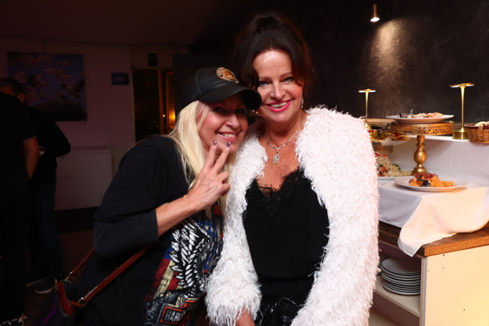 FOTO: Věra Patt a Adriana Sobotová nezapomněly ani na přítomné fotografy, kterým společně ochotně zapózovaly. – stránka 2