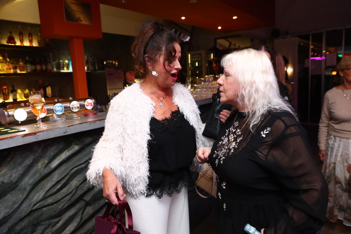 FOTO: Adriana Sobotová přinesla Marii Pojkarové dárek ve vínové dárkové tašce a srdečně jí gratulovala.