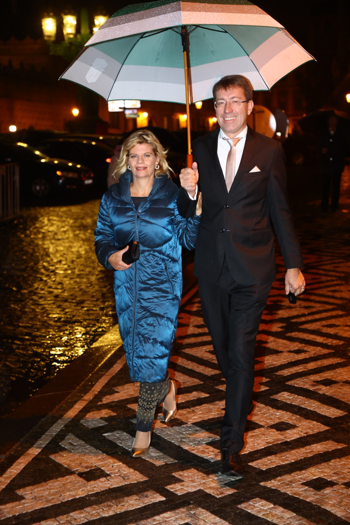 FOTO: Jiří Hynek a Martina Hynková přichází na předávání státních vyznamenání.