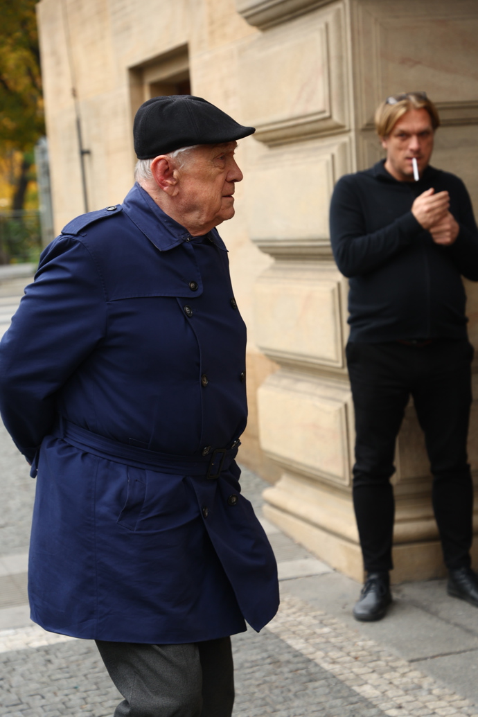FOTO: Petr Kostka se přišel rozloučit s hercem Jiřím Štěpničkou. – stránka 2