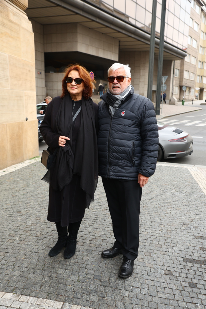 FOTO: Zlata Adamovská a Petr Štěpánek přišli dát poslední sbohem Jiřímu Štěpničkovi. – stránka 97