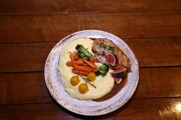 FOTO: Objednali jsme si také kuřecí steak s bramborovým pyré. – stránka 116