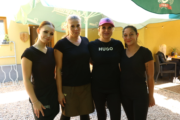 FOTO: Tým, který drží restauraci pohromadě. – stránka 120