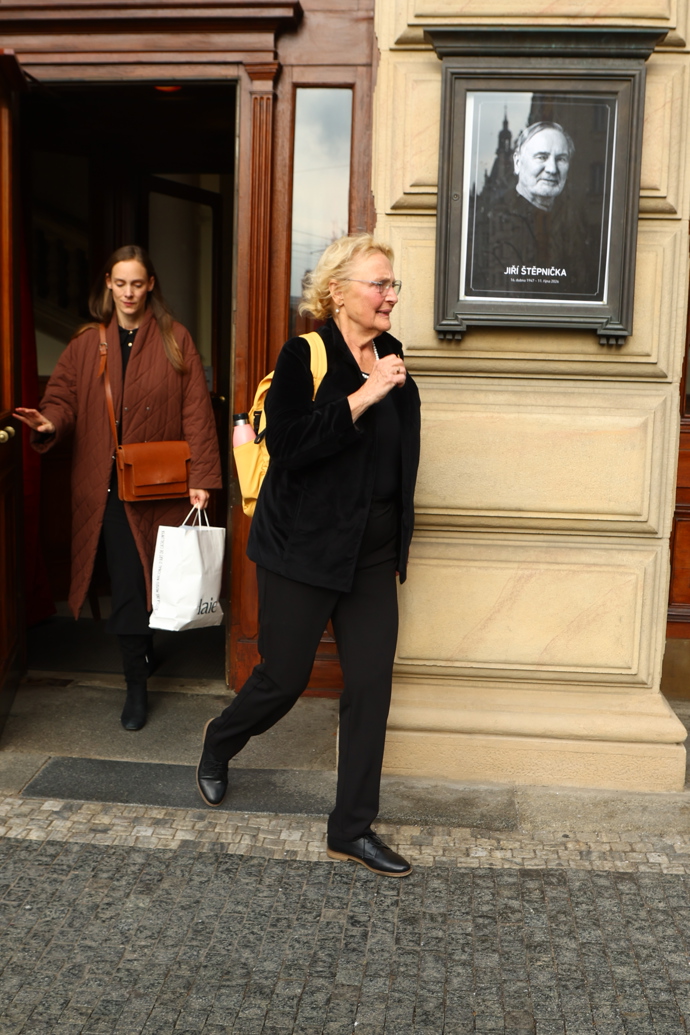 FOTO: Regina Rázlová se přišla rozloučit s Jiřím Štěpničkou.