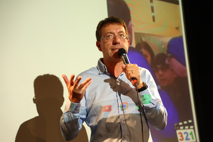FOTO: Krejčíř podle reportéra doufal, že mu přináší zprávu o návratu domů. – stránka 3