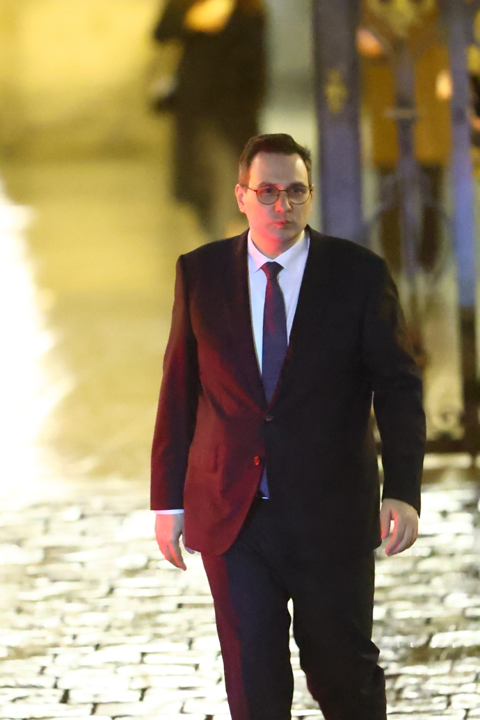 FOTO: Jan Lipavský na odchodu bez doprovodu.