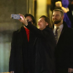 Před odchodem se Denis Doksanský v doprovodu syna a půvabných dam ještě společně vyfotografoval