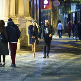 Karlos Vémola šel romanticky ruku v ruce s partnerkou Monikou Naomi.