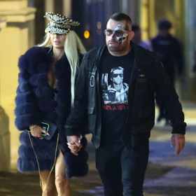 Karlos Vémola dorazil ruku v ruce se svou partnerkou Monikou Naomi.