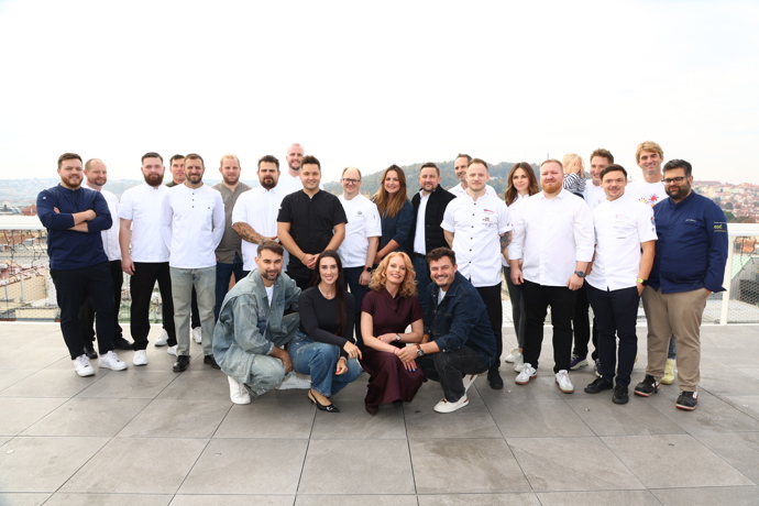 FOTO: Představitelé restaurací společně Romanem Stašou, Kristinou Kloubkovou, Adamem Vaculou, Besky a Janem Punčochářem.