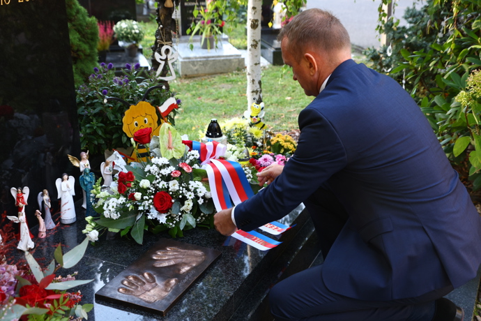 FOTO: Věnec na hrob Karla Gotta nechal poslat i Miloš Zeman. – stránka 5