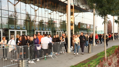 FOTO: Před O2 universem se už před koncertem tvořily dlouhé fronty.