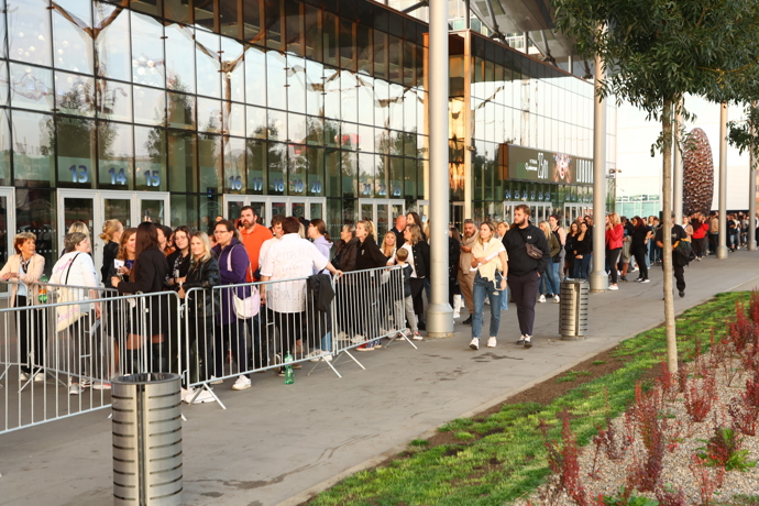 FOTO: Před O2 universem se už před koncertem tvořily dlouhé fronty. – stránka 12