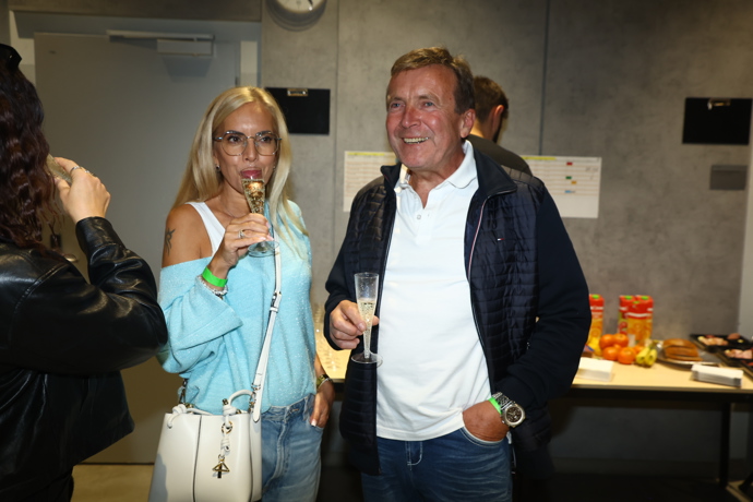 FOTO: Zdeněk Mahdal si v zákulisí připili na úspěšný koncert. – stránka 33