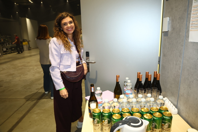 FOTO: Denisa Pfauserová zaujala ve fialovém zkráceném sáčku. – stránka 28