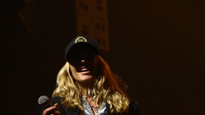 FOTO: Tereza Pergnerová nezůstala pouze v zákulisí a v kšiltovce vyrazila také na pódium.