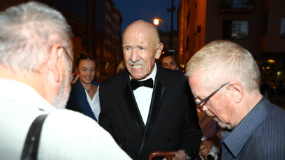 FOTO: Petr Nárožný byl hned v obklopení fanoušků.