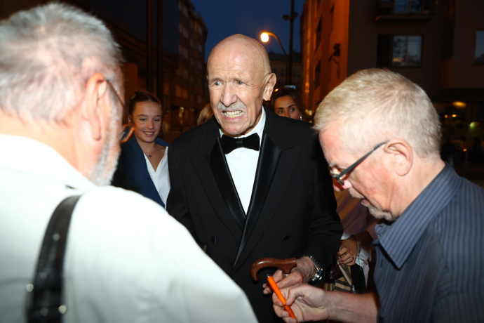 FOTO: Petr Nárožný byl hned v obklopení fanoušků. – stránka 107