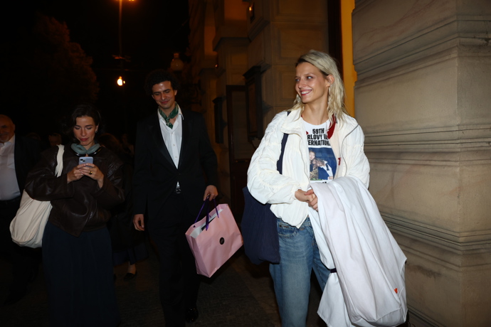 FOTO: Simona se převlékla zpět do civilního. – stránka 3