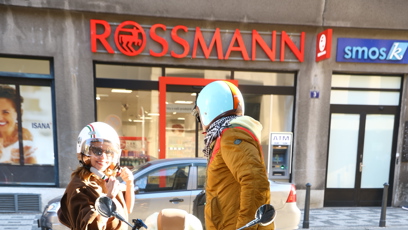 FOTO: Na novinářskou projekci dovezl manželku Tatianu Vojta Dyk na stylovém skútru.